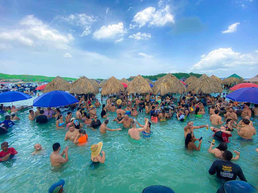Tour a la isla de las fiestas Cholon - The morning swim stop at Piscinita near Isla Grande