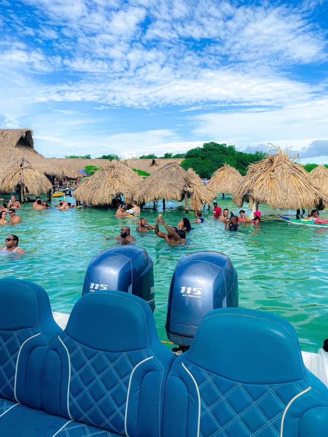Tour a la isla de las fiestas Cholon - What the music setup means for your day