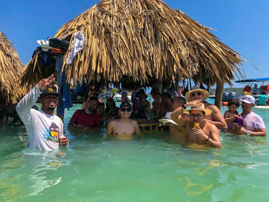 Tour a la isla de las fiestas Cholon - Getting there: pickup, meeting point, and the small-boat feel