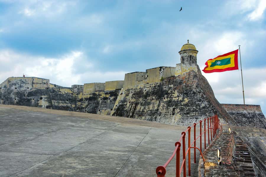 Tour Compartido al Castillo San Felipe de Barajas Cartagena - Moving toward the fortress, pacing matters on this 7 km walk