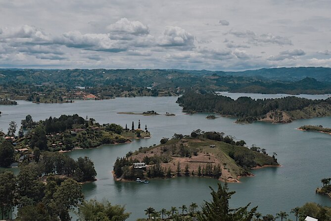 Tour Guatapé - Stop 1: El Peñol Town and the Big Monolith Area