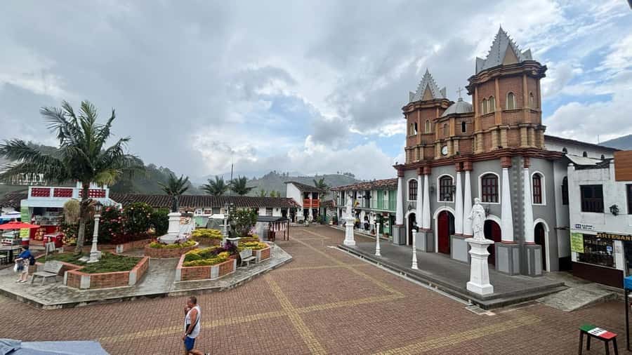 Tour Guatapé con visita a Granja de las Llamas y las Alpacas - Guatapé: lunch, zócalos, park time, and photos you’ll actually use