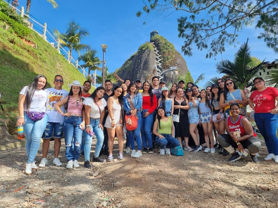 Tour Guatapé - Piedra del Peñol with departure from Medellín - Medellín to Guatapé, the day starts early and ends with daylight