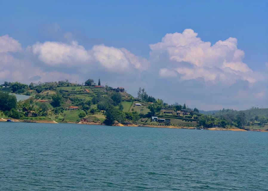 Tour Guatapé - Piedra del Peñol with departure from Medellín - Guatapé Lake cruise plus a guided town loop that hits the famous spots