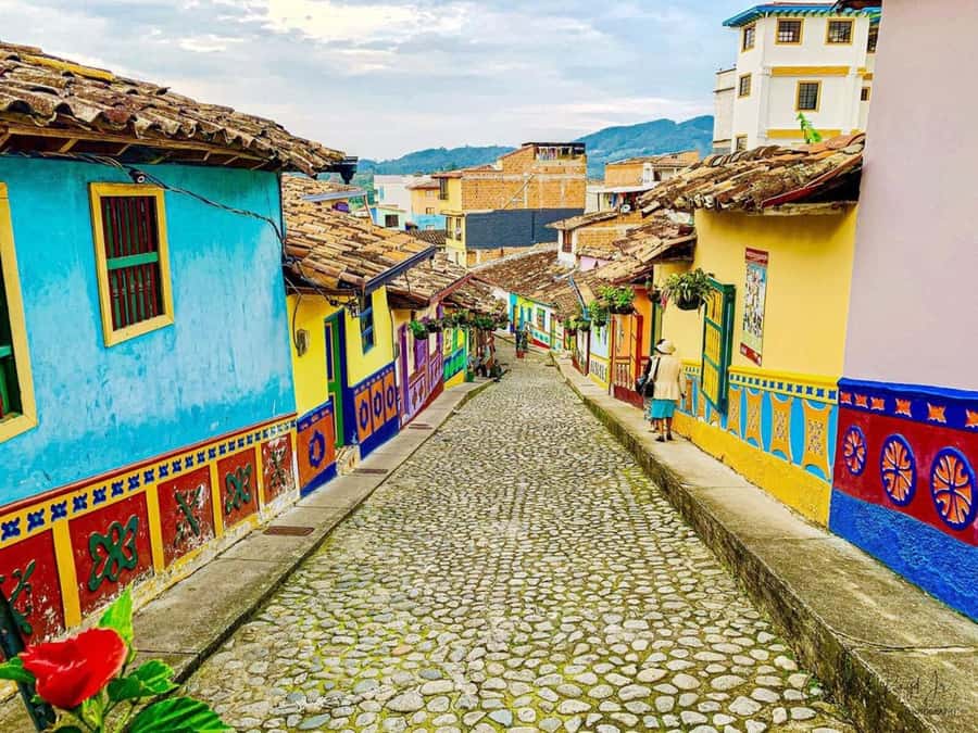 Tour Guatapé - Piedra del Peñol with departure from Medellín - Breakfast and lunch: fueling a packed day without killing your mood