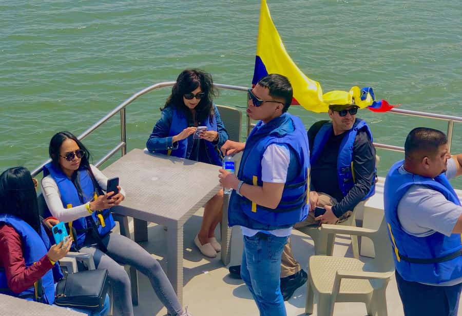 Tour Guatapé - Piedra del Peñol with departure from Medellín - Safety and essentials, what to bring for rain or shine