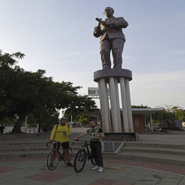 Tour in bike in Barranquilla - Stop 7 to 9: Plaza de la Aduana, San Nicolás Church, and Plaza de la Paz