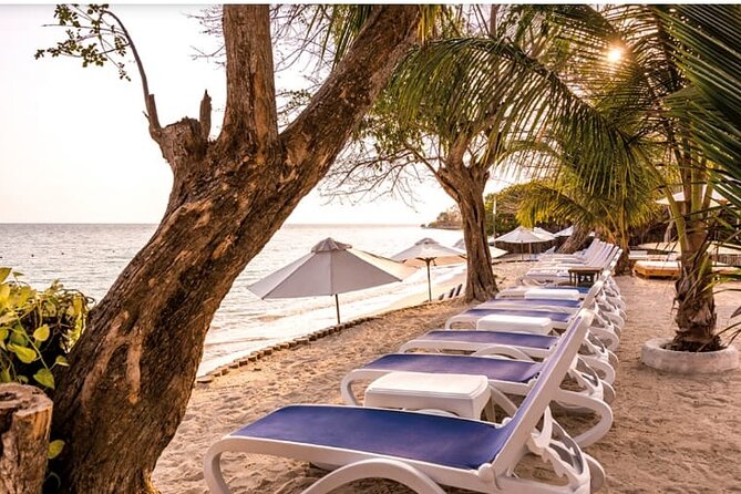 Tour Isla del Encanto Cartagena - Corales del Rosario views with a Spanish or English guide