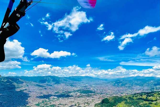 Tour Paragliding in Medellín. - The Tandem Flight Over Medellín: Wind Currents, Height Gains, and Landing Back