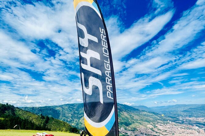 Tour Paragliding in Medellín. - Getting There: Public Transit vs Optional Private Car