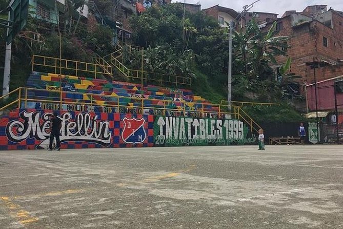 Tour privado Comuna 13 graffiti combinado con Pablo Escobar . - Comuna 13 graffiti plus Pablo Escobar: what this tour is really about