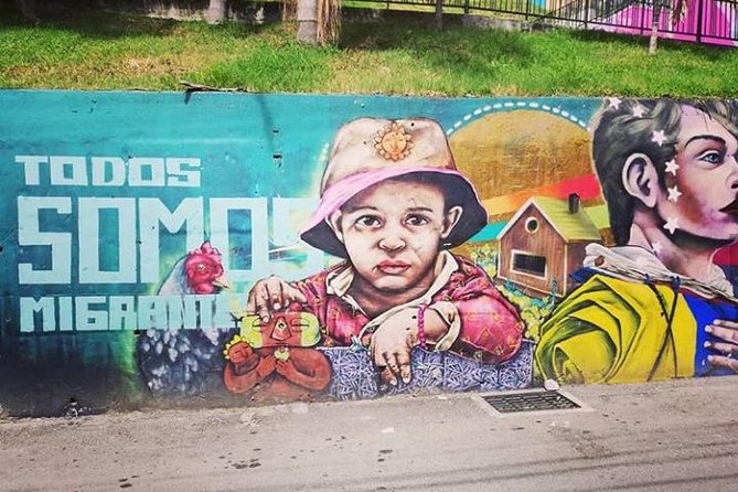 Tour privado Comuna 13 graffiti combinado con Pablo Escobar . - Electric Stairs stop: graffiti you can see up close