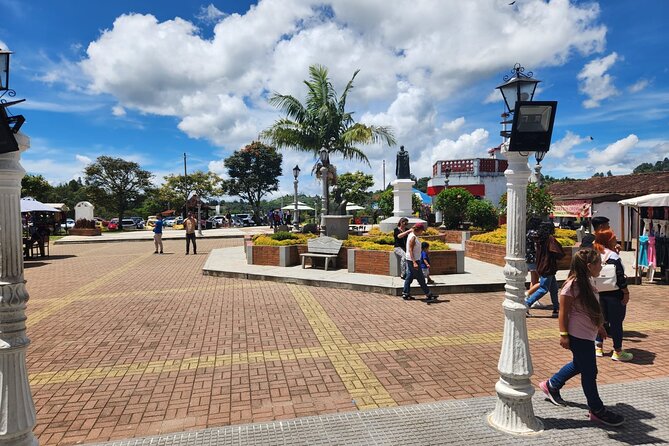 Tour to Guatapé Piedra del Peñol, with a cruise boat tour - Piedra del Peñol: the 702 steps, optional lift, and fees