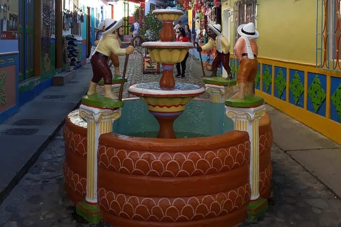 Tour to Guatapé + Rumbero Boat + Access to the Stone - Breakfast, lunch, and the reality of food on a tour day
