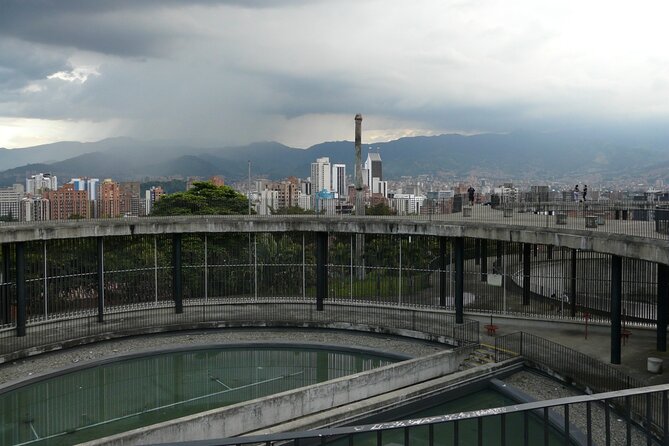 Viewpoints, Neighborhoods and Communes. La Medellin Real - Fonda Mirador El Encanto: Commune 3 Meets Commune 70
