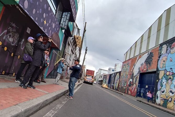 Walls of Wonder: Immersive Journey through Distrito Graffiti - Soplascol sas: the artist as a character, not just a maker