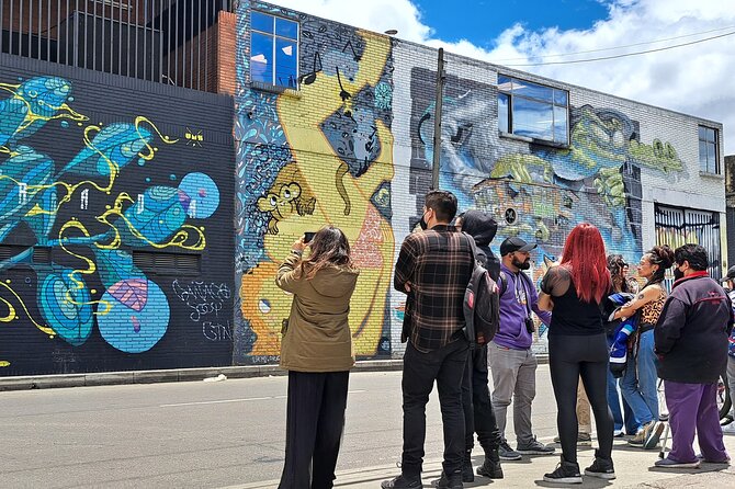 Walls of Wonder: Immersive Journey through Distrito Graffiti - The first murals: Distrito Grafiti and the idea of public voice